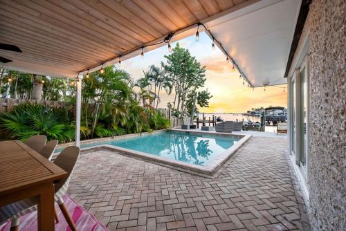 Bassein majutusasutuses Pink Pony Villa - Waterfront Escape with Pool & Themed Rooms või selle lähedal