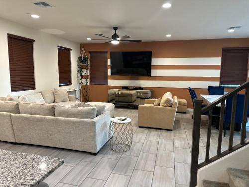 Televiisor ja/või meelelahutuskeskus majutusasutuses Phoenix Family Nest