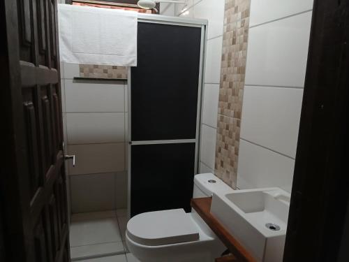 a small bathroom with a toilet and a sink at Casas particulares Heil e Abadir in Urubici