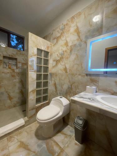 Phòng tắm tại Exedra de Galeria Cafe. Mindo- Ecuador