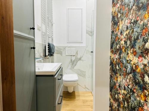 ein Badezimmer mit Toilette und Duschvorhang in der Unterkunft Apartament Ratuszowy in Wałbrzych