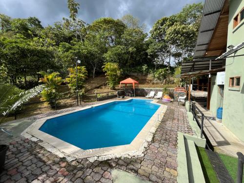 Bazén v ubytování Casa de Emmita nebo v jeho okolí