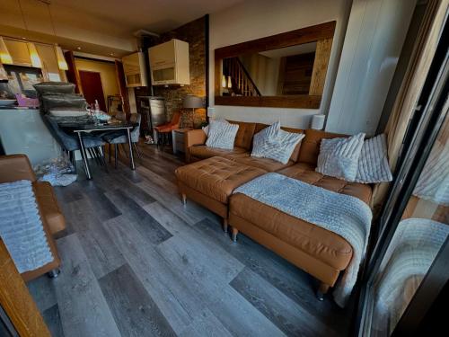 Posezení v ubytování Les Ecureuils Squirrel Lodge