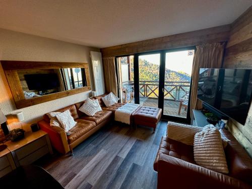 TV a/nebo společenská místnost v ubytování Les Ecureuils Squirrel Lodge