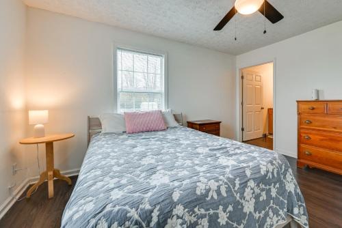 Ένα ή περισσότερα κρεβάτια σε δωμάτιο στο 6 Mi to Mammoth Cave! Mtn-View Home with Fire Pit