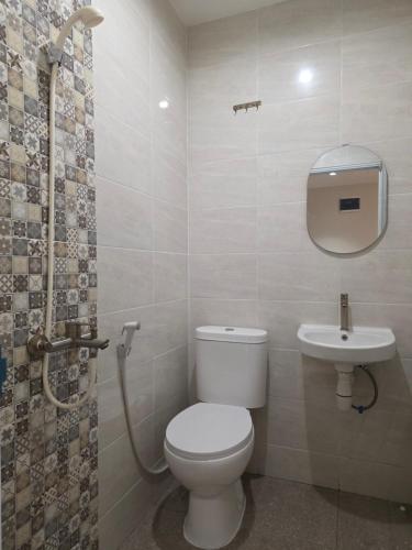 a bathroom with a toilet and a sink at Hello Inn permata hijau in Stasiun Tawang