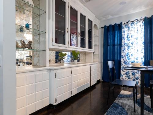 ein Esszimmer mit weißen Schränken und blauen Vorhängen in der Unterkunft New Apt Lake Park Station EWR Airport Path Train Subway Bus Hospital NJ NYC in Rahway
