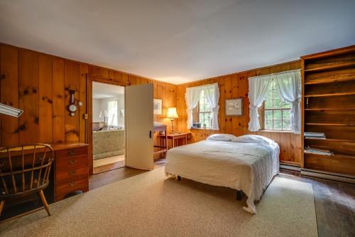 Postel nebo postele na pokoji v ubytování Sky Parlor Farm on 480 Acres with Fire Pit!