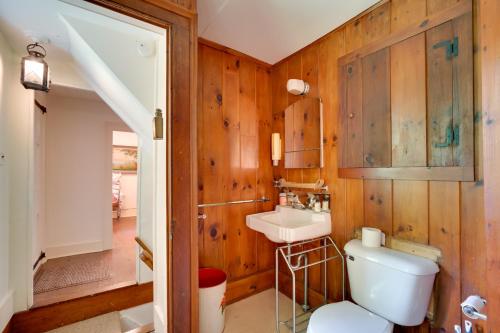 Koupelna v ubytování Sky Parlor Farm on 480 Acres with Fire Pit!