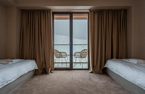 Ένα ή περισσότερα κρεβάτια σε δωμάτιο στο Aurora Peak Luxury Suites