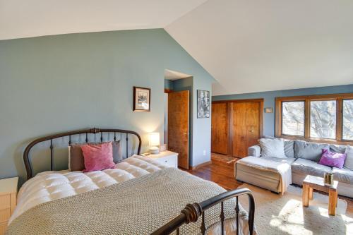 伊格尔Group Ski Retreat Drive to Beaver Creek and Vail!的带床和沙发的卧室