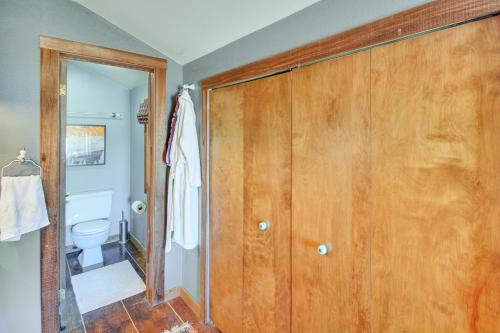 伊格尔Group Ski Retreat Drive to Beaver Creek and Vail!的一间带卫生间的浴室和一个木制衣柜
