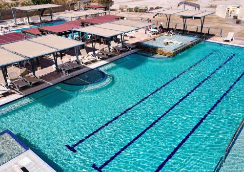 Πισίνα στο ή κοντά στο Casa Sunrise - El Dorado Ranch Vacation Rental Home