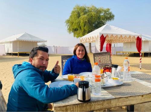 Επισκέπτες που μένουν στο Robins Desert Camp