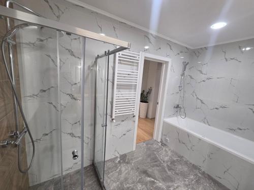 Koupelna v ubytování Petru Rares Residence