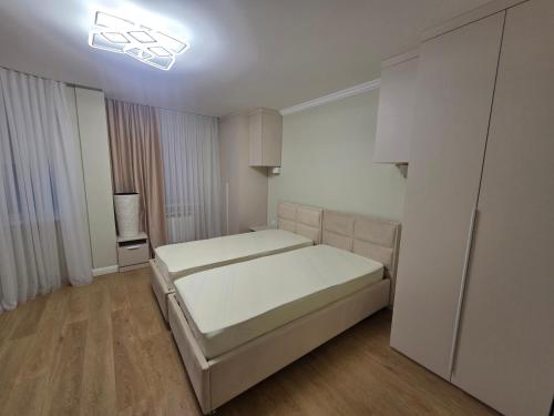 Postel nebo postele na pokoji v ubytování Petru Rares Residence