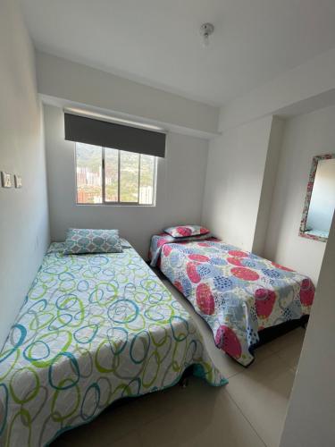 Ένα ή περισσότερα κρεβάτια σε δωμάτιο στο Cómodo apartamento para largas estadías en Niquia