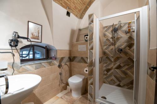 a bathroom with a shower and a toilet and a sink at L'Alcova dei Grifoni in Ascoli Satriano