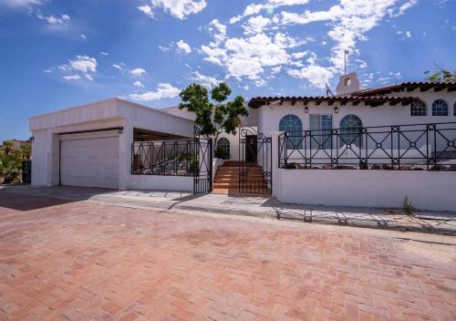 Το κτήριο όπου στεγάζεται  η παραθεριστική κατοικία