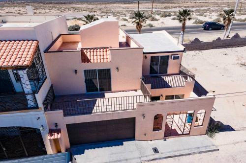 - une vue aérienne sur une maison dans le désert dans l'établissement Casa Seascape Villas de Las Palmas, à San Felipe