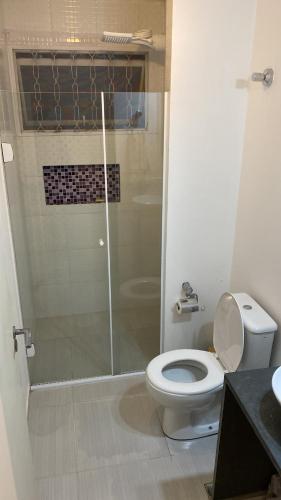 Ένα μπάνιο στο Kitnet Lourenço House