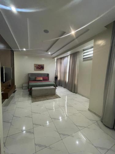 イケジャにあるSerenity Villa Ikejaのソファとテレビのあるリビングルーム