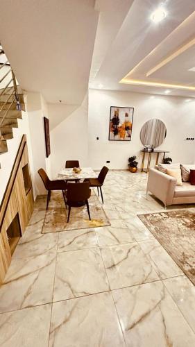 イケジャにあるSerenity Villa Ikejaのテーブルとソファのあるリビングルーム