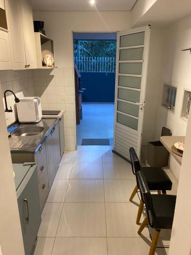 Η κουζίνα ή μικρή κουζίνα στο Kitnet Lourenço House