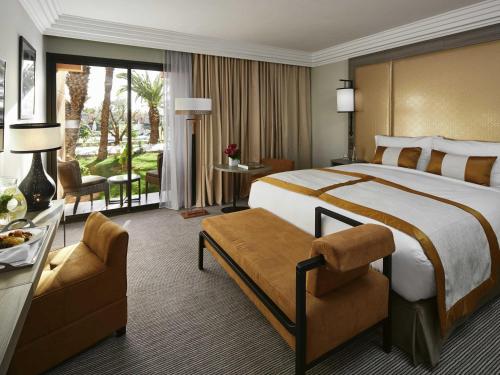 Postel nebo postele na pokoji v ubytování Mövenpick Hotel Mansour Eddahbi Marrakech