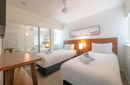 Postel nebo postele na pokoji v ubytování Port Views On Airlie Premier