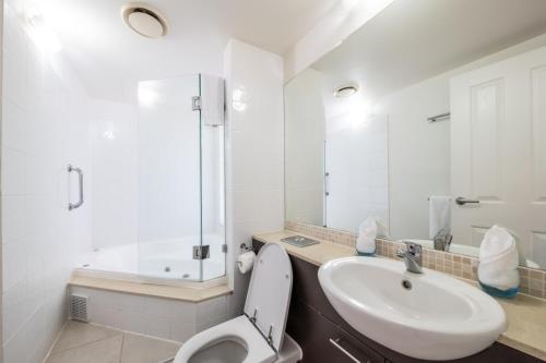 Koupelna v ubytování Port Views On Airlie 1 Bedroom