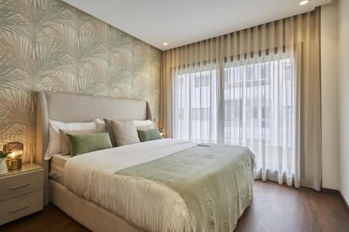 Un dormitorio con una cama grande y una ventana grande en Appartement ou Villa de charme à Taghazout Bay, en Agadir nʼ Aït Sa