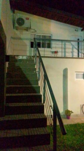 un escalier menant à un immeuble avec un chien sur le balcon dans l'établissement Nebel Apart, à Concordia