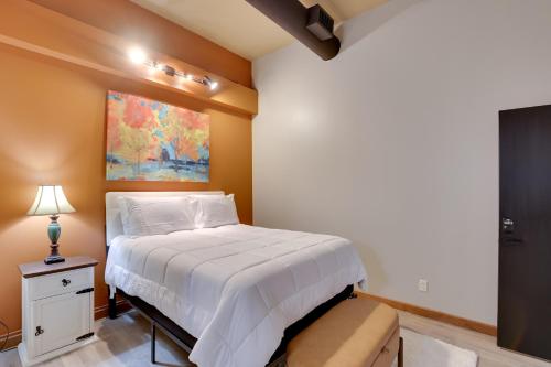 Ένα ή περισσότερα κρεβάτια σε δωμάτιο στο Ultimate Convenience Historic Dtwn Marshall Apt!