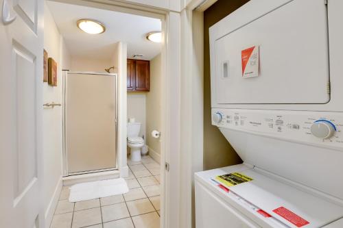 Ένα μπάνιο στο Steps to Restaurants and Shops! Dtwn Marshall Apt