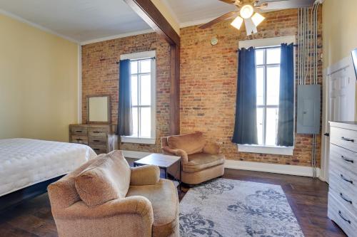 Posezení v ubytování Shop, Dine and Unwind at Historic Dtwn Marshall Apt