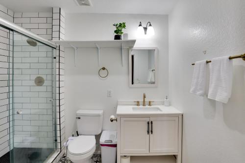 Koupelna v ubytování Shop, Dine and Unwind at Historic Dtwn Marshall Apt