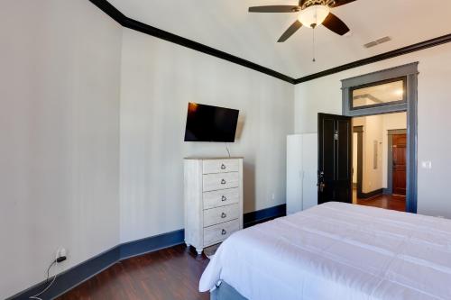 Ένα ή περισσότερα κρεβάτια σε δωμάτιο στο Walk to Museums! Historic Downtown Marshall Apt