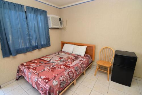 Postel nebo postele na pokoji v ubytování Downtown San Felipe Studio 2 Free WiFi and Cable TV