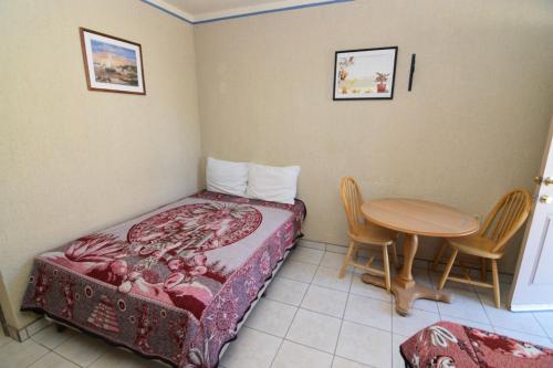 Postel nebo postele na pokoji v ubytování Downtown San Felipe Studio 2 Free WiFi and Cable TV