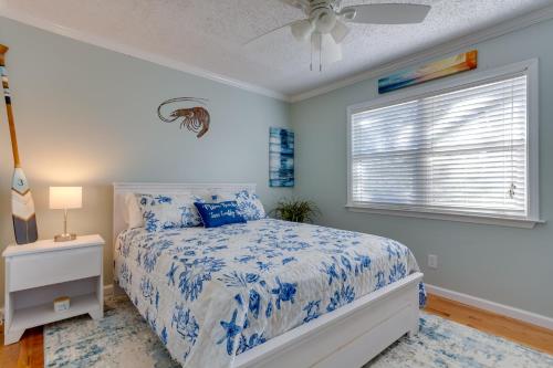 une chambre avec un lit et un ventilateur de plafond dans l'établissement Serene Pensacola Vacation Rental with Gas Grill, à Pensacola