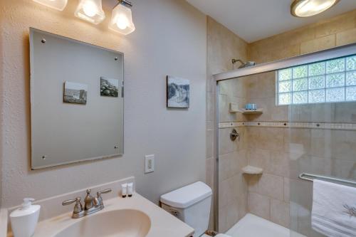 une salle de bain avec un lavabo, des toilettes et une douche dans l'établissement Serene Pensacola Vacation Rental with Gas Grill, à Pensacola