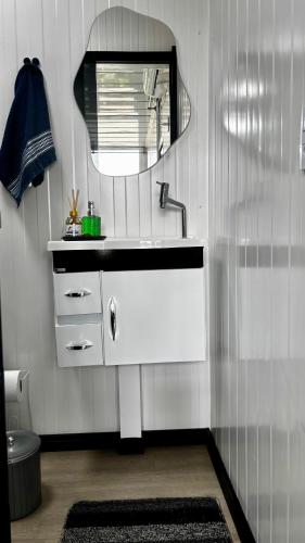 ein Badezimmer mit Waschbecken und Spiegel in der Unterkunft Premium Black 2 in Canela