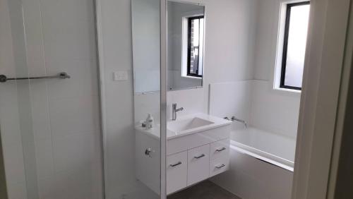 Ένα μπάνιο στο 5 mins to Lake Macquarie, 30 to Hunter Wineries