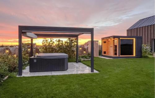 Łokcioweにある2 Bedroom Cozy Home In Lokcioweのホットタブとガゼボ付きの裏庭