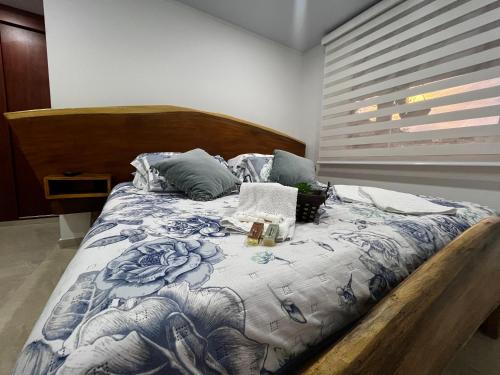 a bedroom with a bed with a wooden head board at Villa Celeste in Macanal