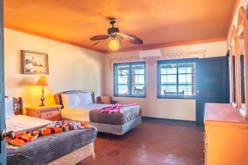 Χώρος καθιστικού στο Rick`s beachfront house in San Felipe