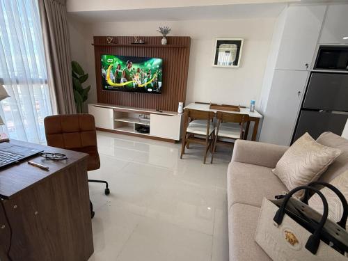 Μια τηλεόραση ή/και κέντρο ψυχαγωγίας στο Cozy 1-BR Condo Unit