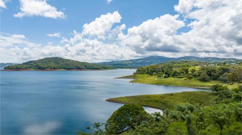 Fotografie z fotogalerie ubytování Tinajas Arenal Lakefront Lodge v destinaci Nuevo Arenal