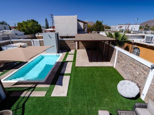 a backyard with a swimming pool and green grass at Casa Barquito - Pool house in San Felipe in San Felipe